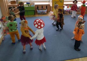 Dzieic tańczą w prach do rytmów piosenek o jesieni.