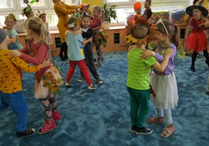 Dzieci tańczą w parach mieszanych.