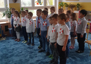 Biedronki i ważki dla upamiętnienia Dnia Niepodległości śpiewają hymn Polski.