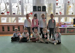 Obchodzimy Narodowe Święto Niepodległości. Dzieci prezentują odświętne stroje i biało-czerwone kotyliony.