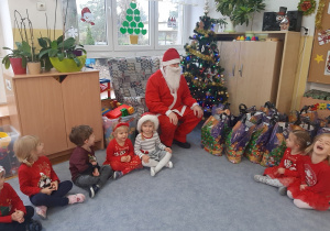 Dzieci czekają na prezenty od Św. Mikołaja.