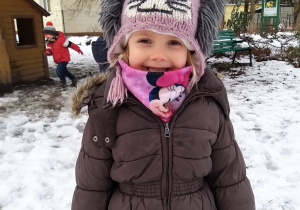 Lila cieszy się z zabaw śniegiem.
