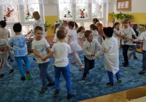 Dzieci tańczą w parach- krążąc w małych kółeczkach.