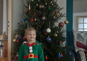 Magda w stroju elfa prezentuje swoją choinkę.
