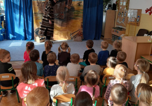 Dzieci oglądają przedstawienie pt. "Arka Noego".
