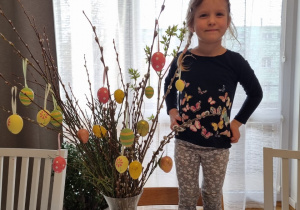 Ania stoi przy swojej wiosennej dekoracji.