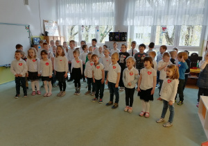 Dzieci śpiewają oficjalny hymn państwowy Rzeczypospolitej Polskiej.