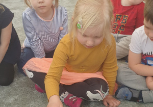 Dziewczyka gra na dzwonkach chromatycznych zakodowany kolorami ukłąd dżwięków.