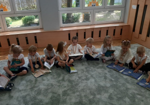 Dzieci oglądają nagrody książkowe.