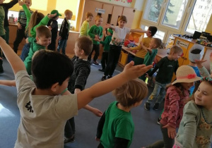 Gruba dzieci z biedronek tańczy