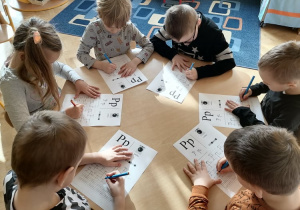 Dzieci piszące literki