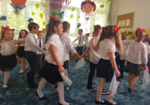 Dzieci poruszają się po kole - prezentują układ choreograficzny poloneza.