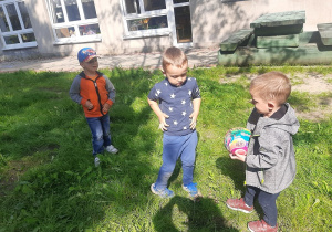 Trzecg chłopców gra w piłkę.