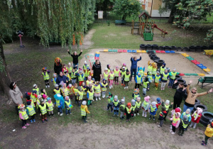 Wszystkie przedszkolaki PM 124 uczciły swoje święto wspólnym odśpiewaniem hymnu przedszkolaka w ogrodzie przedszkolnym.