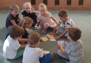 Dzieci w grupie układają puzzle.