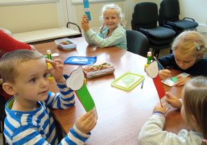 Dzieci pokazują zakładki do książki