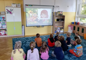 Dzieci oglądają film edukacyjny "Dzień Kropki."