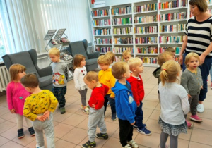 Dzieci poznają kolejne pomieszczenia biblioteki.