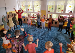 Dzieci poruszają się w rytmie jesiennych piosenek.