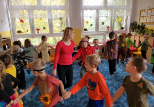 Dzieci tańczą do jesiennych melodii.