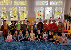 Zdjęcie grupowe dzieci w jesiennych strojach.