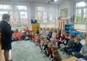 Dzieci słuchają prelekcji koordynatora kampanii.