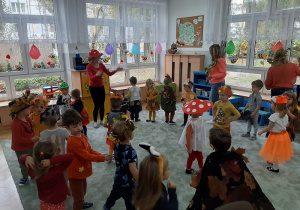 Grupa dzieci tańczy w rytm w muzyki.