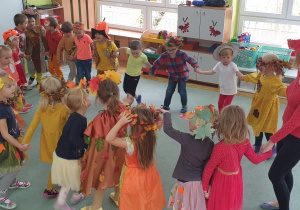 Dzieci tańczą wspólnie w kole.