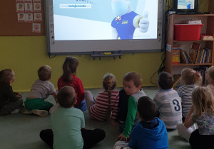 Dzieci oglądają film edukacyny.