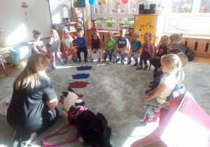 Dzieci z zaciekawieniem słuchają informacji na temat psów.