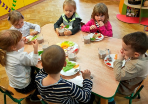 Dzieci spożywają " zdrowe i kolorowe" śniadanie.