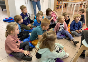 Dzieci z zainteresowaniem słuchają opowiadania