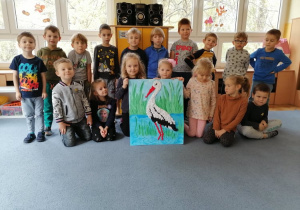 Dzieci prezentują bociana Teodora.