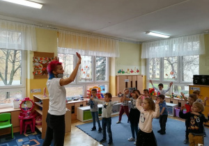 Przedszkolaki tańczą.