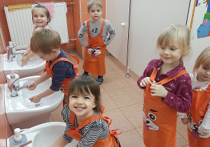 Dzieci myją ręce.