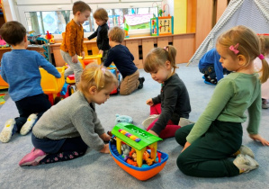 Dziewczynki bawią się arką, wymyślają nowe przygody bajkowych zwierzątek.