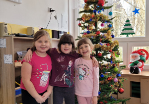 Iza, Hania i Julia prezentują ważkową choinkę.