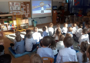 Dzieci oglądają film o symbolach narodowych.