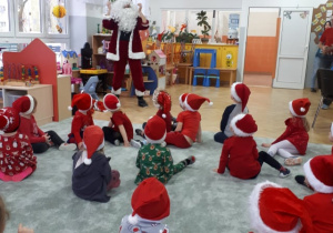 Mikołaj przyszedł do dzieci rozdać prezenty.