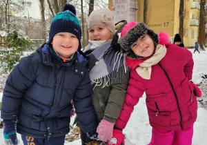 Zabawy na śniegu zawsze powodują uśmiech na twarzach dzieci.