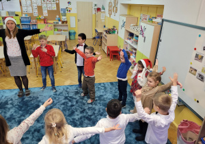 Dzieci ilustrują ruchem piosenkę.