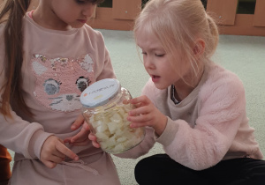 Dziewczynki oglądają powstały syrop z cebuli.