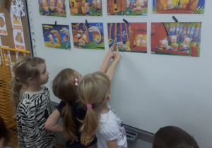 Dzieci wskazują ilustrację na tablicy.