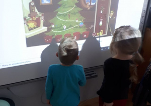 Dzieci wykonują zadanie na tablicy interaktywnej.
