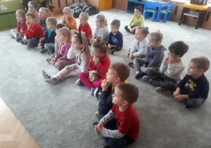 Dzieci oglądają ekranizację "Na straganie".
